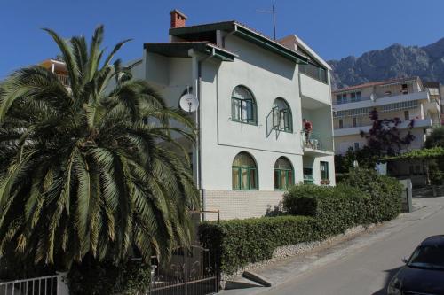 Apartments and rooms with parking space Makarska - 6759 