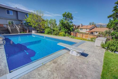 6BR with Pool & Water Slide, Hot Tub, Peak View