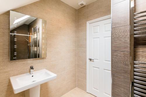 Carus Green Golf Club Townhouse - image 5