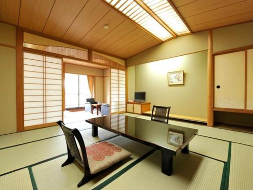 Itoen Hotel New Sakura Set in a prime location of Nikko, Itoen Hotel New Sakura puts everything the city has to offer just outside your doorstep. The property offers guests a range of services and amenities designed to prov