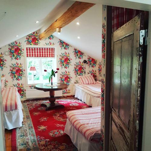 1 queen bed, 2 twin beds