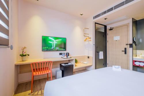 Standard Double Room image 8