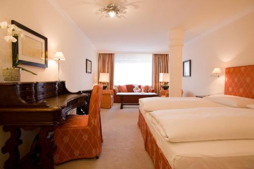 1 queen bed, 1 sofa bed