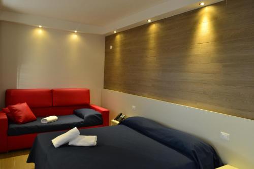 1 queen bed, 1 twin bed