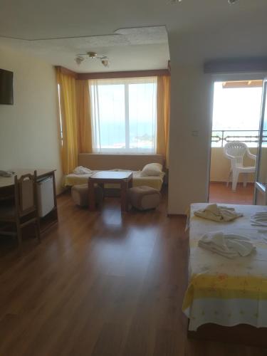 Studio with Sea View image 1
