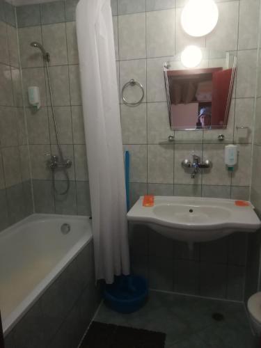 Double Room with Sea View image 4