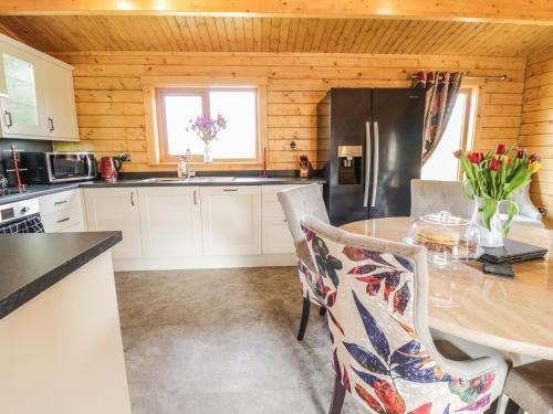 Manor Farm Lodges - Red Kite Lodge in Bettws Cedewain