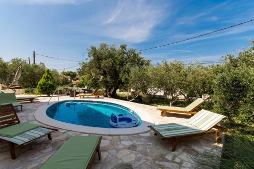 Family friendly apartments with a swimming pool Okrug Gornji Ciovo - 16901 