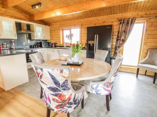 Manor Farm Lodges - Red Kite Lodge in Bettws Cedewain