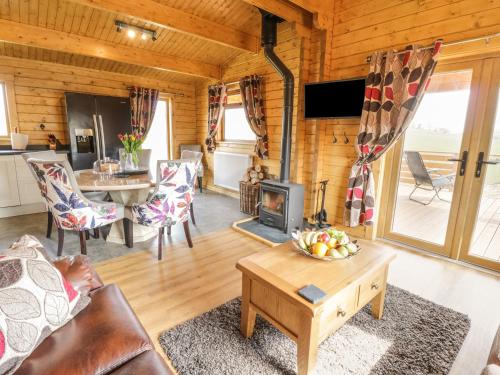 Manor Farm Lodges - Red Kite Lodge in Bettws Cedewain