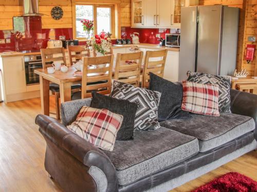 Manor Farm Lodges - Dragon Lodge in Bettws Cedewain