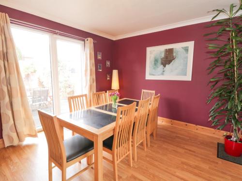 53 Burniston Road - image 3