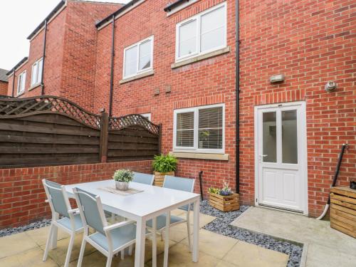 Valiant House - image 8