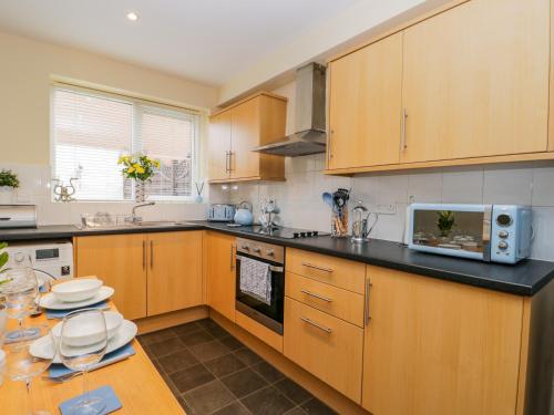 Valiant House - image 9