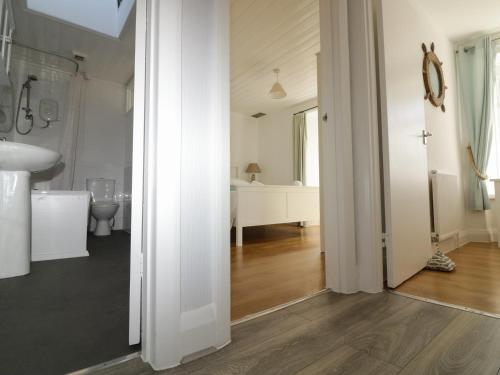 Harbourside Cottage - image 4