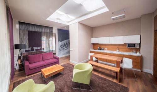 1 king bed, 1 sofa bed