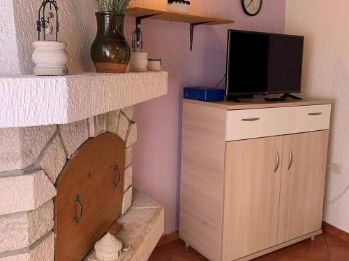  Cozy Dorina Apartment for 2 with a fireplace in Pula