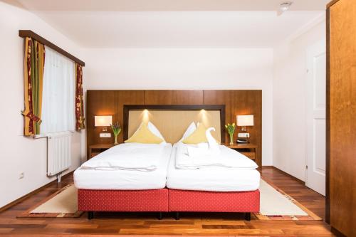 1 king bed, 1 sofa bed