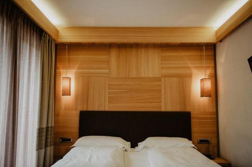 1 king bed, 1 twin bed
