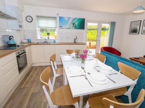 5 Yarmouth Cottages - image 14