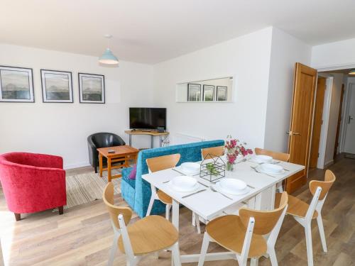 5 Yarmouth Cottages - image 3