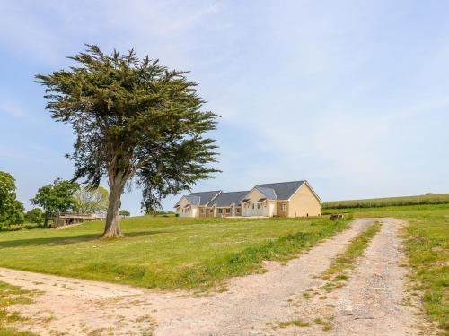 6 Yarmouth Cottages - image 5