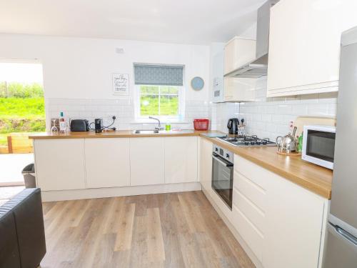 6 Yarmouth Cottages - image 7