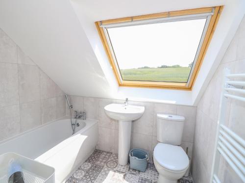 6 Yarmouth Cottages - image 3