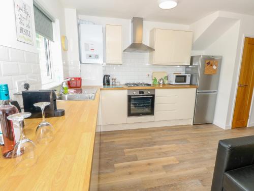 6 Yarmouth Cottages - image 6