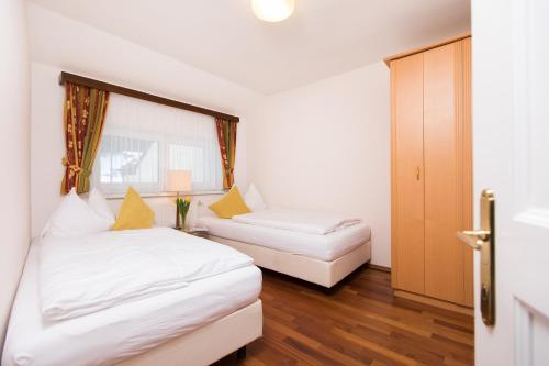 2 bedrooms, 3 beds