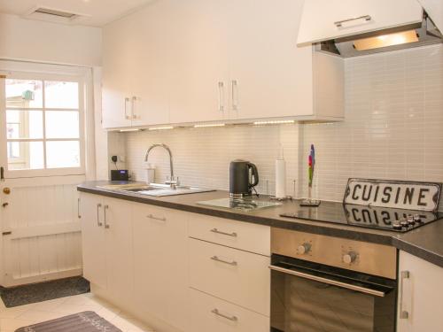 Queens Cottage - image 2