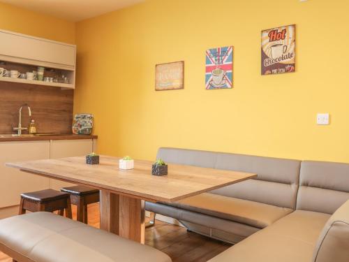 Gadlys House - Waters Edge in Бомарі