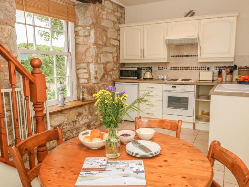 Old Chapel Cottage - image 4