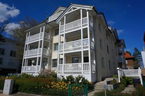 One-Bedroom Apartment with Balcony