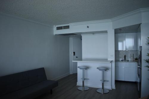 Castle Beach Studio with Ocean View - image 5