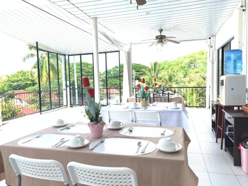 Restaurant, Luna Oslob Travellers Inn in Oslob