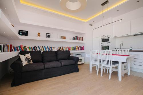 Modern Apartment Across the Ponds by BookingHost, Varsavia