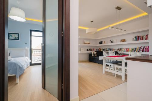 Modern Apartment Across the Ponds by BookingHost, Varšava (fotografie 10)