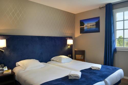 2 twin beds