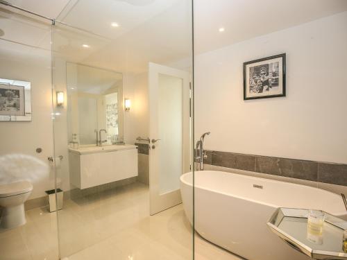 Shutts House Garden Apartment - image 10