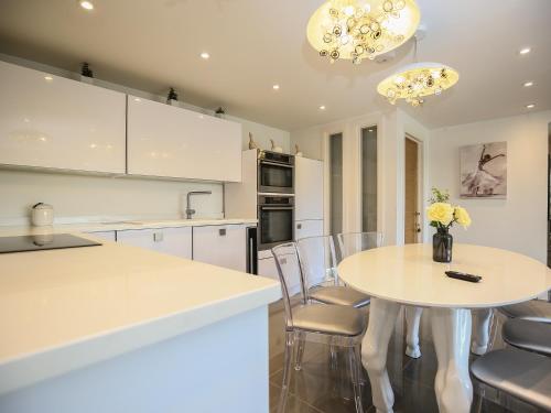 Shutts House Garden Apartment - image 6