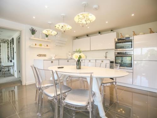 Shutts House Garden Apartment - image 13