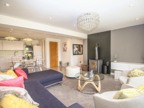 Shutts House Garden Apartment - image 2