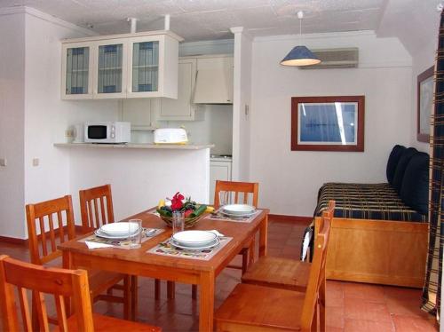 Apartamentos Turisticos Regina Located in Albufeira Centro, Apartamentos Turisticos Regina is a perfect starting point from which to explore Albufeira. Featuring a satisfying list of amenities, guests will find their stay at the pr