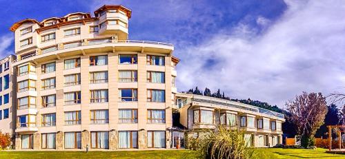 Vista exterior, Cacique Inacayal Lake Hotel & Spa in San Carlos de Bariloche