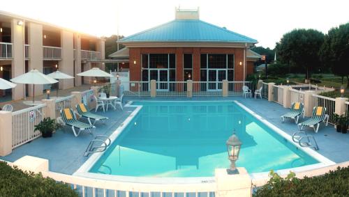 Swimmingpool, Baymont by Wyndham Warrenton in Warrenton (VA)