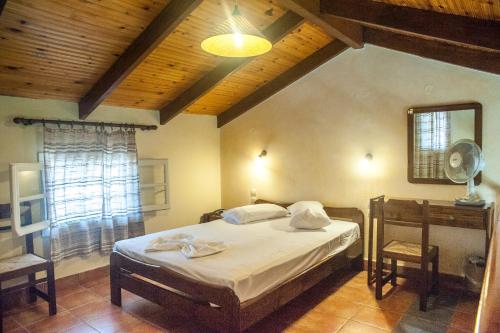 1 double bed, 2 twin beds