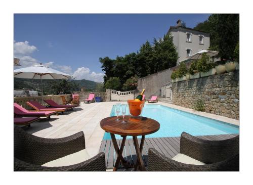 Villa Aimée Luxury Apartments with Heated Pool - Chambre d'hôtes - Vals-les-Bains