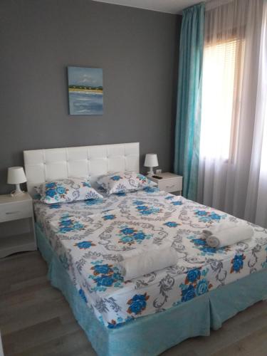 1 queen bed, 1 sofa bed