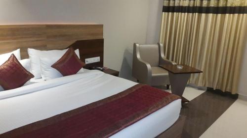 Hotel La Capitol Hotel La Capitol is conveniently located in the popular Chhatarpur area. The property offers a wide range of amenities and perks to ensure you have a great time. Service-minded staff will welcome and 